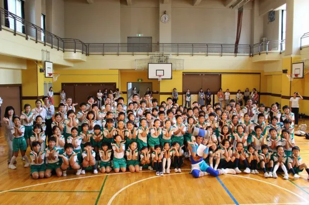 台東区松葉小学校の児童たちと一緒に記念写真