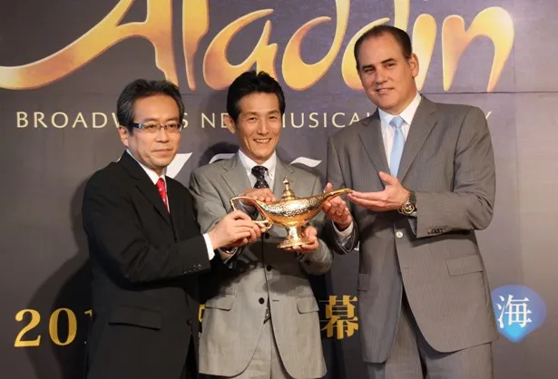 劇団四季の新ミュージカルに「アラジン」が決定！ 制作発表に登壇した吉田智誉樹氏、加藤敬二氏、ポール・キャンドランド氏(左から)