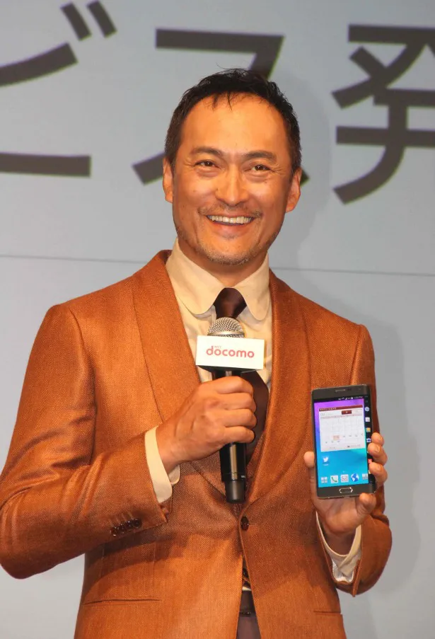 「GALAXY Note Edge」を持った渡辺