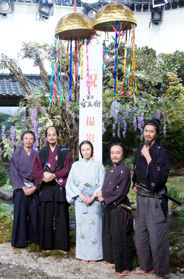 クランクアップを迎えた高橋一生、松坂桃李、中谷美紀、濱田岳、速水もこみち（写真左から）