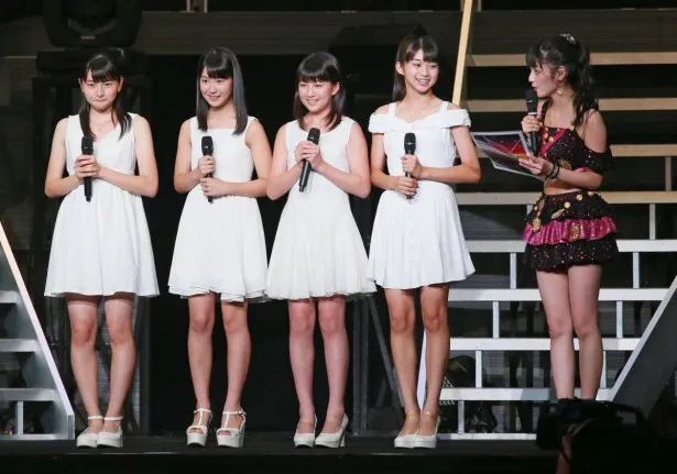日本武道館のステージにて道重さゆみ（右端）に紹介されたモーニング娘。12期メンバーの4人