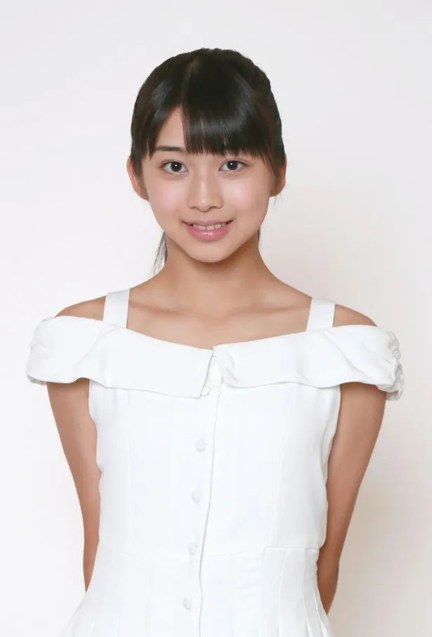 【写真を見る】「ハロプロ研修生」でも美少女として知られていた牧野真莉愛(まきの・まりあ)13歳。2001年2月2日生まれ。愛知県出身。A型。身長159cm
