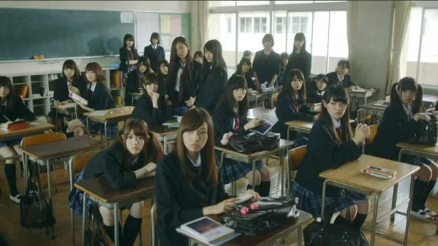 松村は高めのツインテールの髪型で現役女子校生を熱演!?