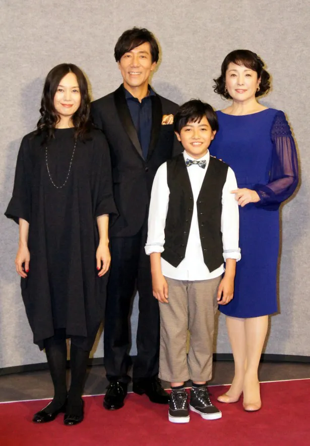 木曜時代劇「ぼんくら」の会見に登場した奥貫薫、岸谷五朗、加部亜門、松坂慶子（写真左から）
