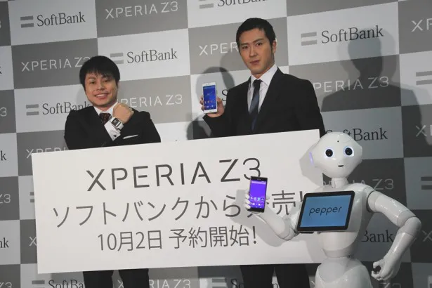 「Xperia Z3」のPRイベントに登壇(左から)井上裕介、尾上松也、Pepper