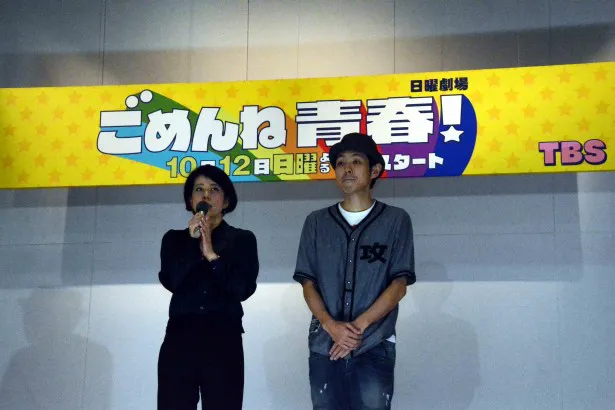 ドラマが誕生するまでの経緯を語る磯山晶プロデューサー(左)と、脚本を担当する宮藤官九郎(右)