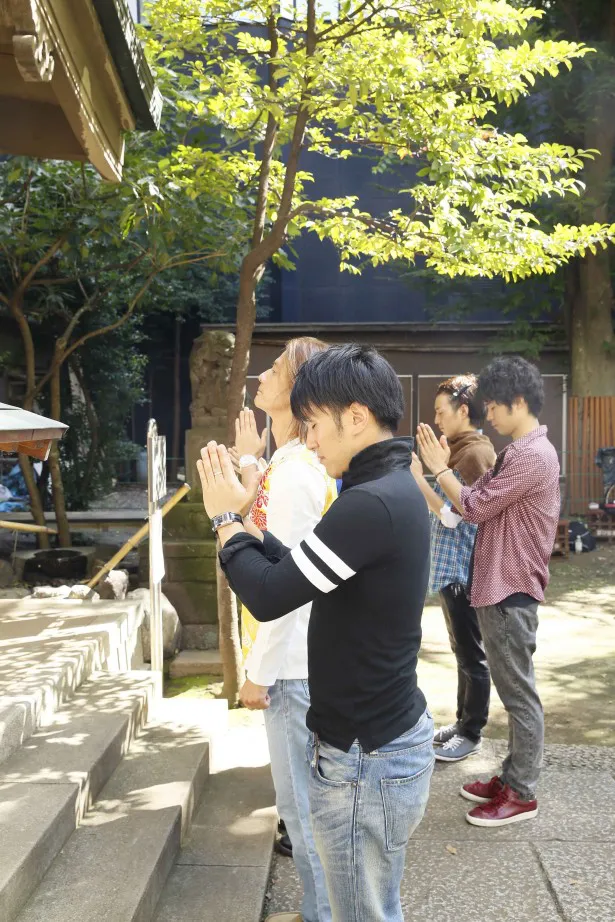 撮影しながらテーマについて学んでいく演者たち。東京・江戸の先人たちへの礼も欠かさない/(C)山田和幸