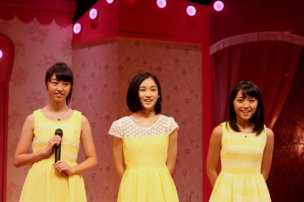【写真を見る】3期メンバーとなった(左から)相川茉穂、佐々木莉佳子、室田瑞希