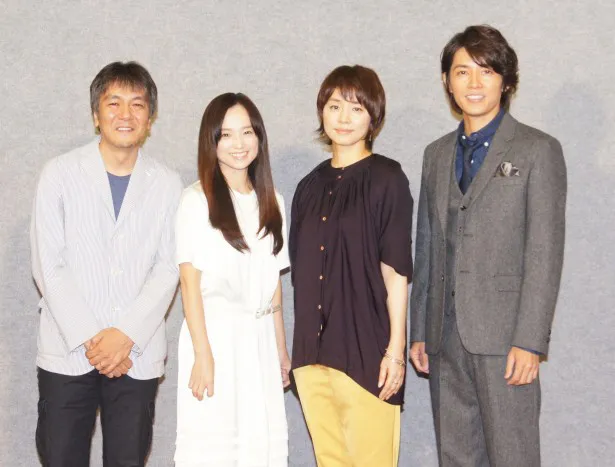 ドラマ10「さよなら私」の記者会見に出席した(左から)脚本の岡田恵和と出演者の永作博美、石田ゆり子、藤木直人