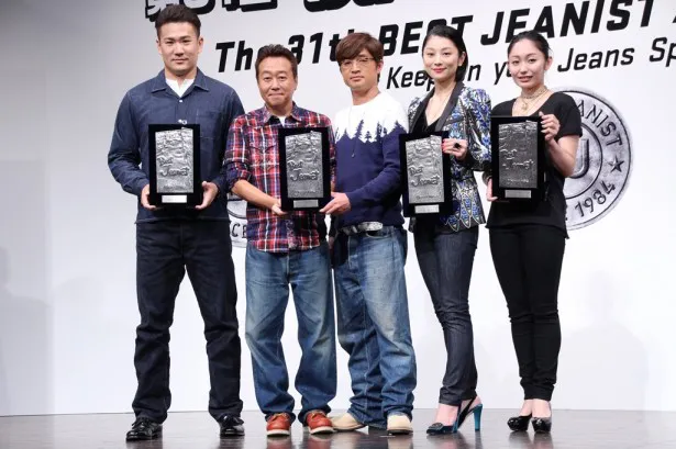 「ベストジーニスト2014」受賞者の(左から)田中将大投手、さまぁ～ず(三村マサカズ・大竹一樹)、小池栄子、安藤美姫