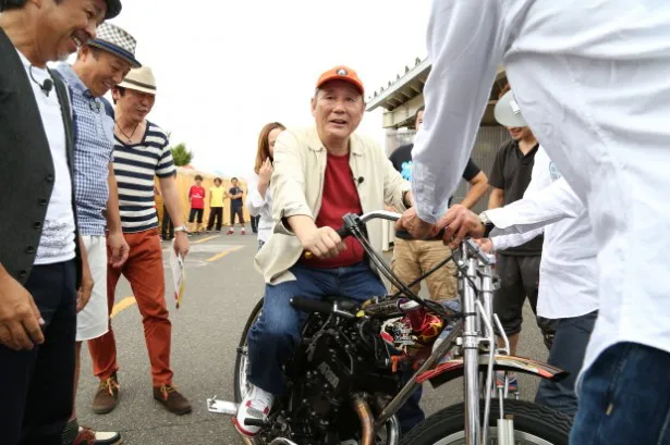 【写真を見る】10月23日(木)放送の後編では、たけしが実際にバイクにまたがり、乗り心地を実感
