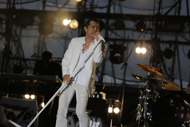 日本のロック界を代表するアーティスト矢沢永吉。「レイニー・ウェイ」を歌うと雨脚が強くなるというハプニングも