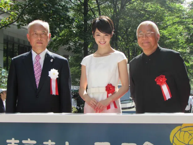 「東京味わいフェスタ2014」オープニングセレモニーに登壇した(左から)舛添要一都知事、剛力彩芽、服部幸應氏