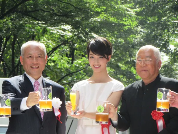 【写真を見る】舛添要一都知事と服部幸應氏は東京・練馬の地ビール、剛力彩芽はジュースで乾杯！