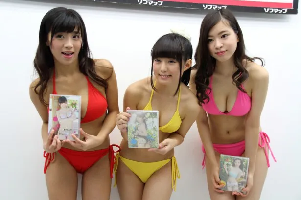 それぞれのDVDを持ってアピールする日テレジェニック2014の3人