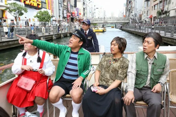 道頓堀で水上バスに揺られるさだ、たむらけんじ、松本人志、宮迫博之(左から)