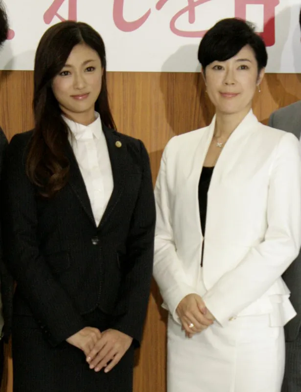 10月21日（火）スタートの新ドラマ「女はそれを許さない」主演の深田恭子（左）と寺島しのぶ（右）