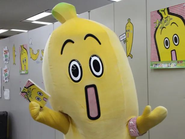 好評発売中のDVD「ナナナ」をうれしそうに手に取るナナナ