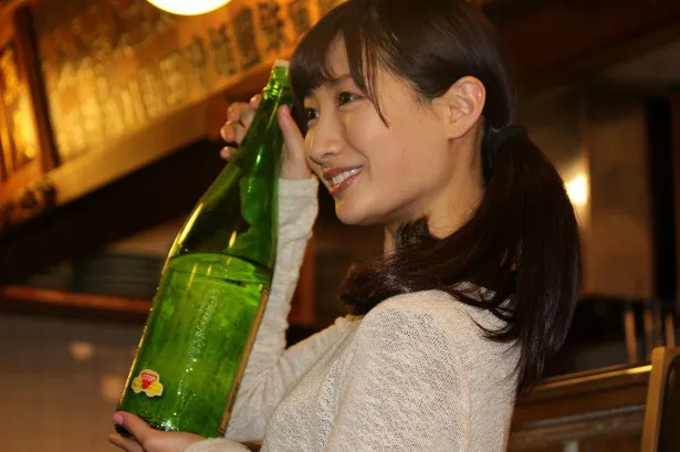 “酒飲みの舌”を持つ役どころにちなみ武田は一升瓶を手に笑顔