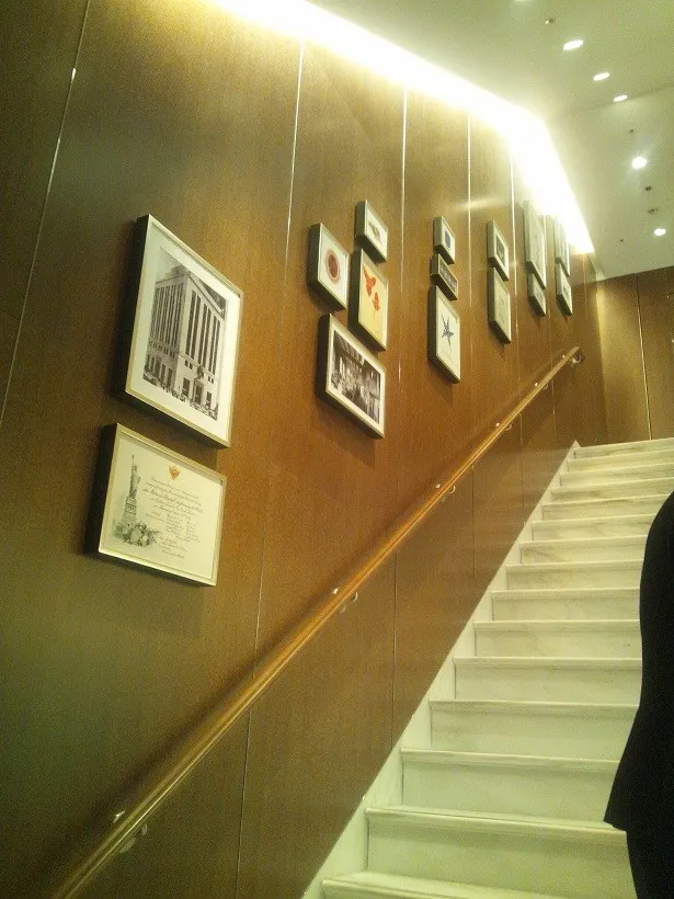 1階から2階への階段には、ティファニーの歴史を学べる写真などを展示