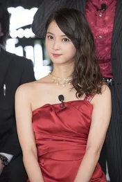 Sexy Zone・中島健人が佐々木希を抱きしめる! 「黒服物語」記者会見が華やかに開催!