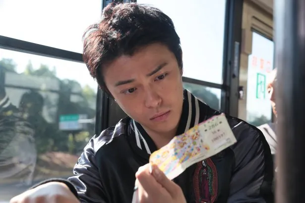 勝地演じる朝倉は、拾った宝くじが1億円の当選くじだと知る