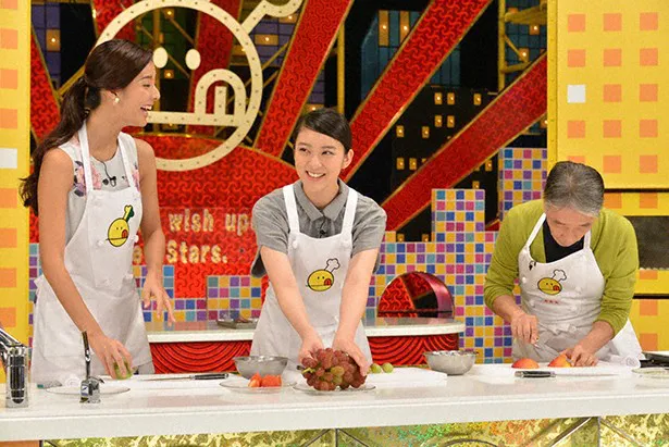 「新チューボーですよ！」に武井咲(写真中央)が登場。堺正章(写真右)、すみれ(写真左)と「フルーツロールケーキ」作りに挑戦！