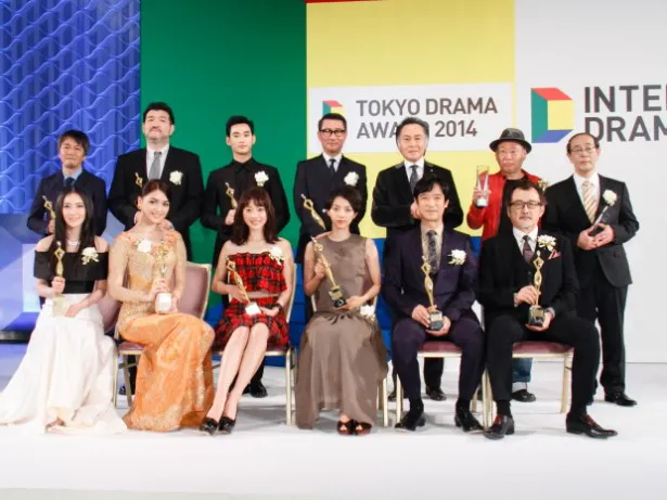 「東京ドラマアウォード2014」のフォトセッションより。主演男優賞の堺雅人(写真手前右から2番目)ら受賞者たちが勢ぞろい。