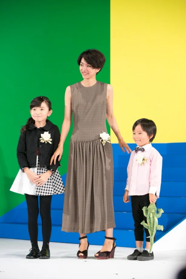 【写真を見る】主演女優賞の満島ひかり(写真中央)は親子を演じた鈴木梨央(左)、高橋來(右)と登壇