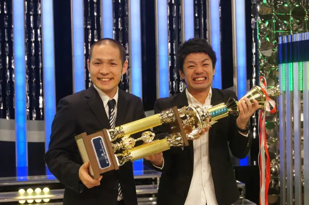 「NHK新人お笑い大賞」でし烈な戦いを勝ち抜き、313組の頂点に立ったアイロンヘッドの毛利雅俊(左)と辻井亮平(右)