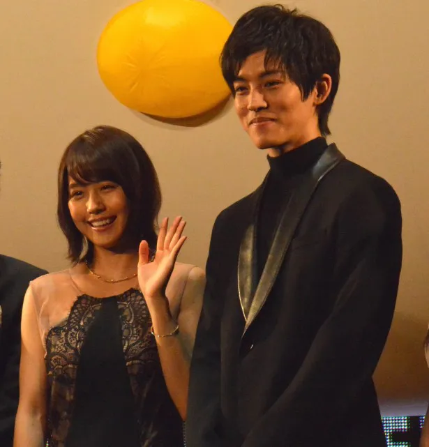 【写真を見る】カメラに向けて笑顔で手を振る有村と松坂桃李