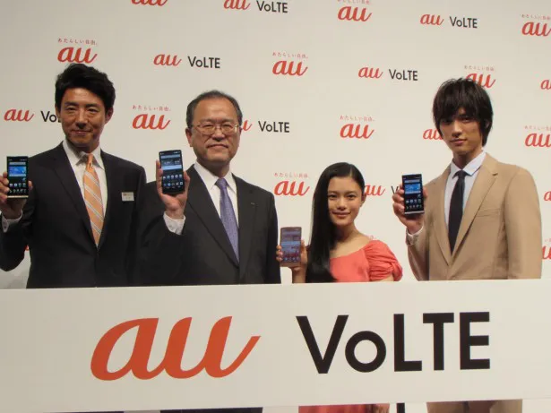 「au発表会 2014 Winter」に登壇した(左から)松岡修造、KDDI・田中孝司代表取締役社長、杉咲花、福士蒼汰