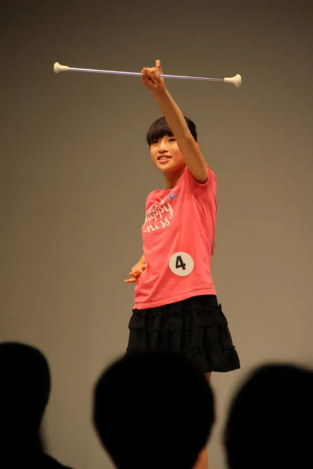 エントリーNo.4の兵庫県出身の太田朱音(11)は、かわいらしいバトン演技で会場を注目を集める