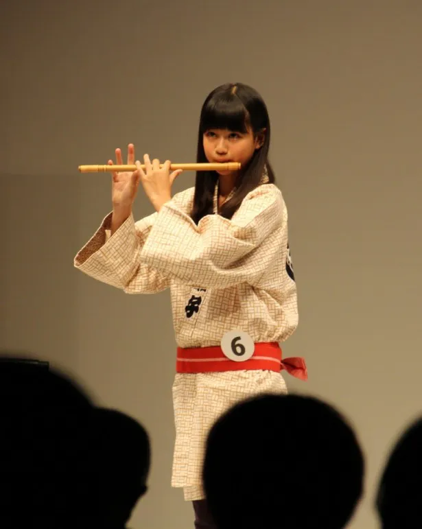 エントリーNo.6の東京都出身、中村麗乃(13)はスキルの習得が難しい横笛の演奏で審査員にアピール