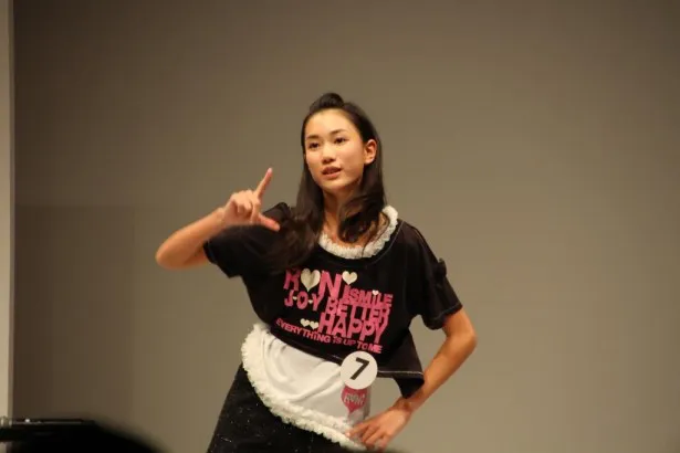 エントリーNo.7の静岡県出身、鷲巣璃子(12)は、躍動感のあるダンスで勝負をかける