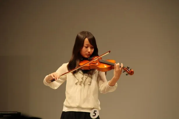 内堀優果は特技のヴァイオリンで映画「アナと雪の女王」のテーマ曲を演奏し、会場を沸かせた