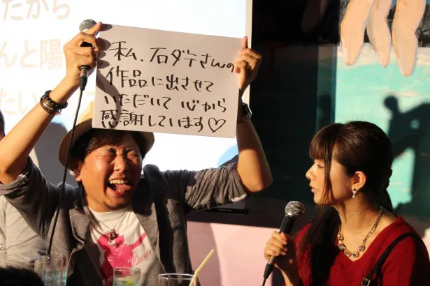 「てさぐれ！VSロボガ」イベントに出演した(左から)石ダテコー太郎氏と明坂聡美。表情は対照的