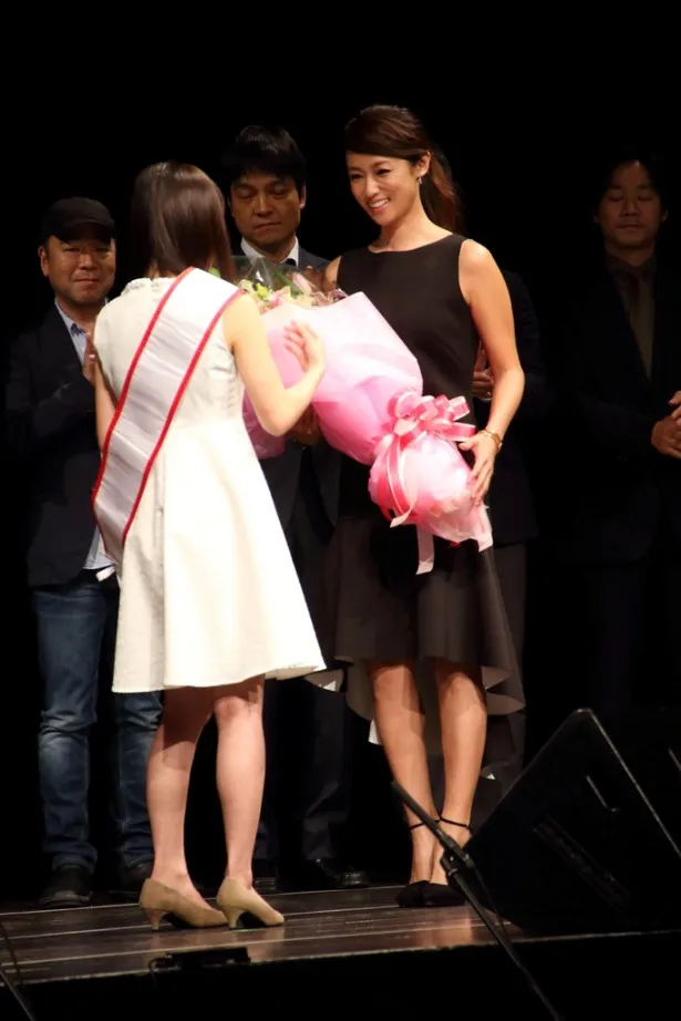 スペシャルプレゼンターの深田恭子が登場し、グランプリの生田に花束を贈呈する