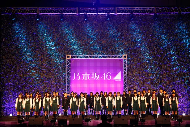 【写真を見る】12月13日(土)、14日(日)に東京・有明コロシアムでの「クリスマスライブ」の開催も発表した乃木坂46