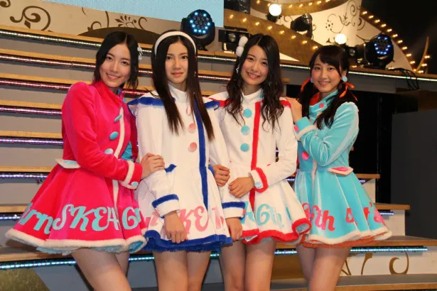 SKE48の16枚目のシングル「12月のカンガルー」で新センターを務める宮前杏実(右から二人目)、北川綾巴(左から二人目)と、二人を支える松井珠理奈(左端)、松井玲奈(右端)