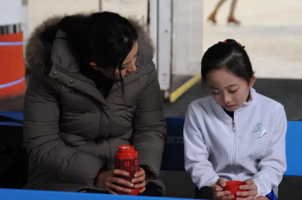 菊川がふんする貧乏家庭教師・夏美の今度の教え子は天才フィギュアスケーターの愛梨