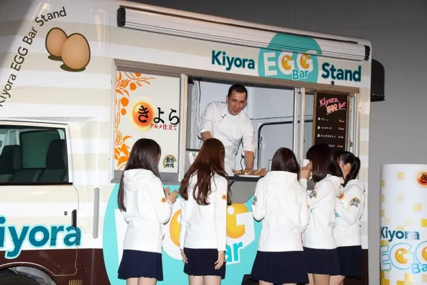 出来上がった「Kiyora EGG Bar」を受け取りに行く乃木坂46のメンバー