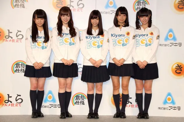 「Kiyora EGG Bar Stand」のお披露目会に登場した乃木坂46の(左から)秋元真夏、白石麻衣、西野七瀬、深川麻衣、中元日芽香