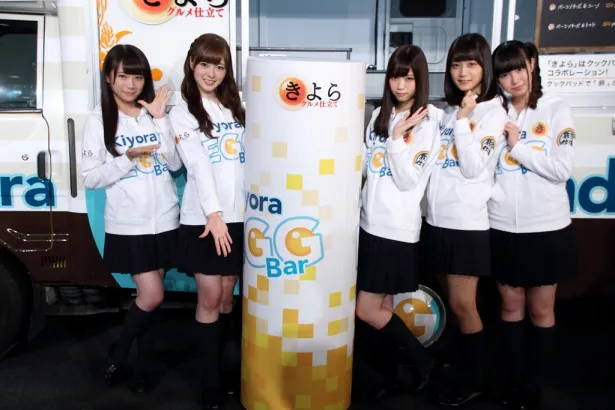 「Kiyora EGG Bar Stand」をPRする乃木坂46の(左から)秋元真夏、白石麻衣、西野七瀬、深川麻衣、中元日芽香