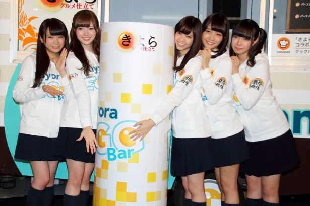 「Kiyora EGG Bar Stand」をPRする乃木坂46の(左から)秋元真夏、白石麻衣、西野七瀬、深川麻衣、中元日芽香