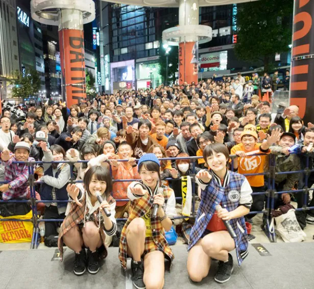 渋谷にも多くのファンが駆け付けた