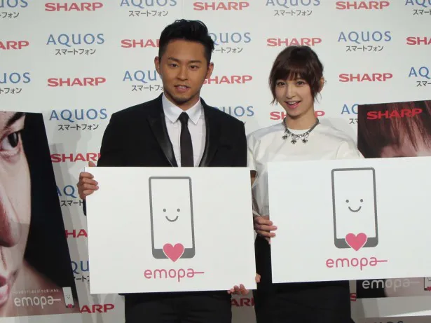 スマートフォン「AQUOS」の新機能「emopa(エモパー)」の紹介動画に出演し、その発表会に登場した北島康介選手(左)と篠田麻里子(右)