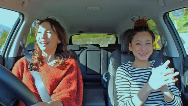 「恋するドライブ」(BS朝日)で結婚前の心境を明かす西山茉希(写真右。写真左は渡辺真理)