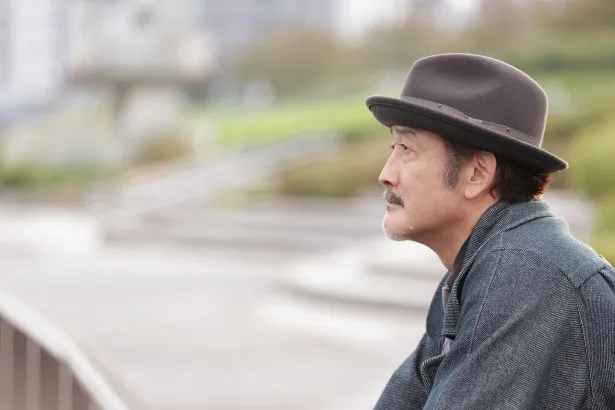 吉田鋼太郎は、バツ3独身の和菓子職人・卓三を演じる
