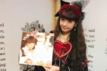 ロリータファッションのカリスマ、青木美沙子が2015年カレンダーを発売!